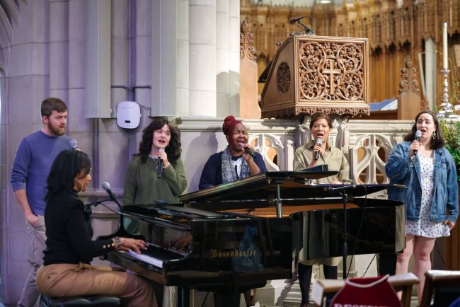 Students lead worship during Closing Convocation 2025