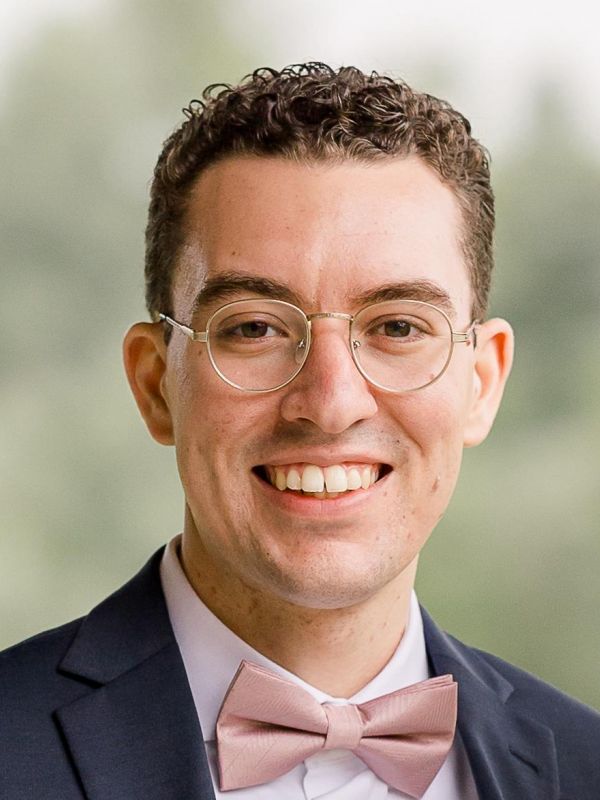 Jonathan Avendano headshot in suit and pink bowtie