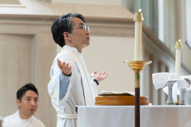 Sangwoo Kim prays during worship service