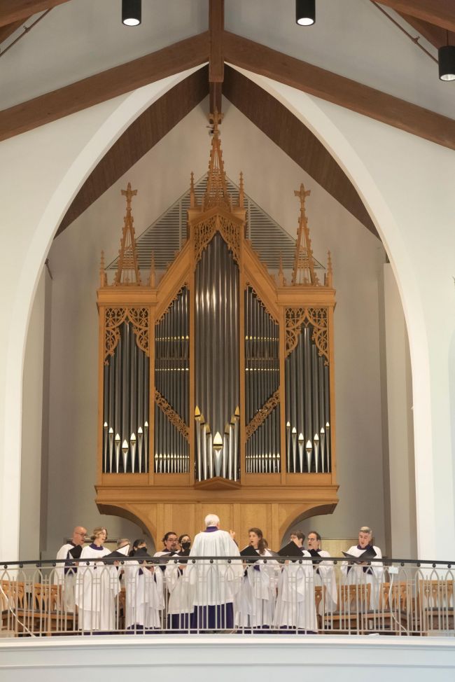 Chorus in white robes and organ in Goodson
