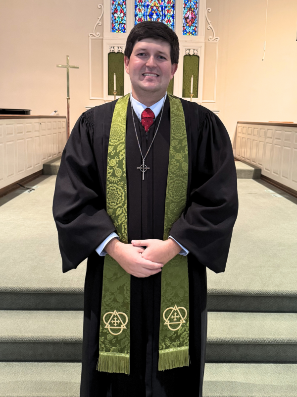 Joseph Kovas (Dmin '26) at his congregation in green stole