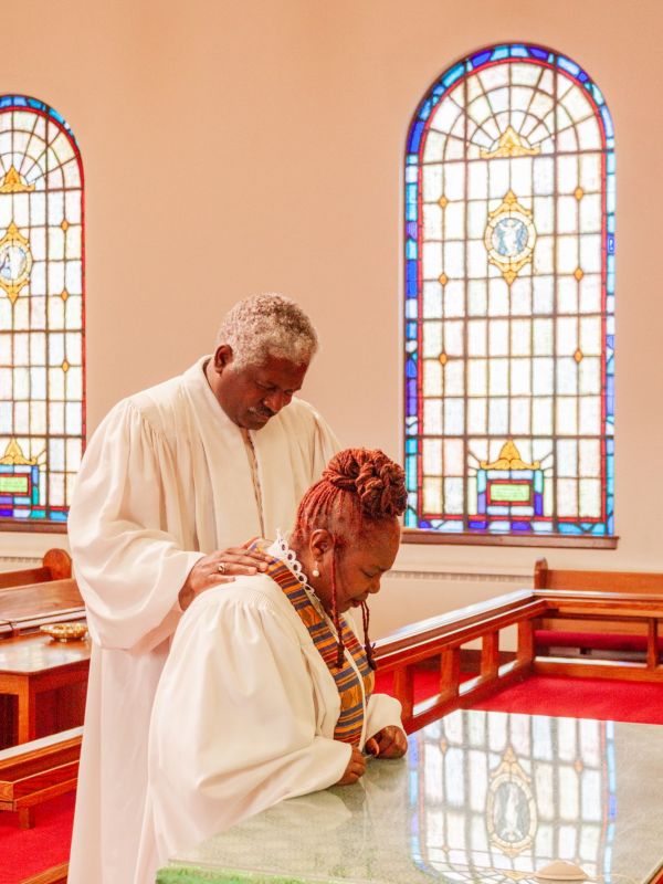 Katrena Kilpatrick, M.Div. '25, at her summer 2024 field education placement praying with her supervisor Dr. Julian Pridgen