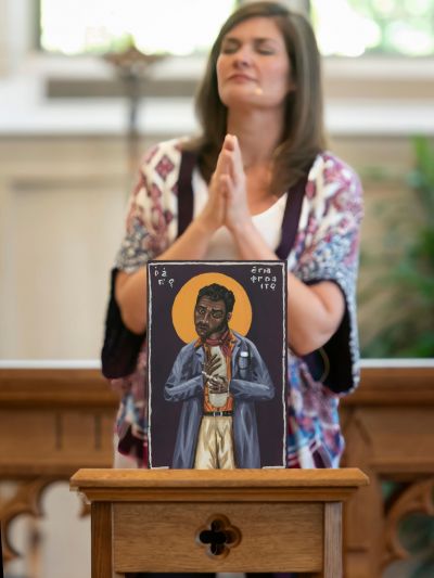 Sarah Jobe prays over Epaphroditus image at the 15th Anniversary of the Prison Studies Program